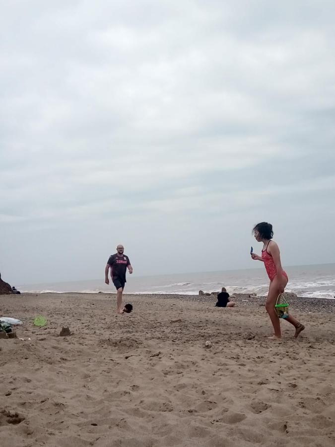 Yoshi'S Happy Holiday Stay-Cation Kingston upon Hull Exteriör bild